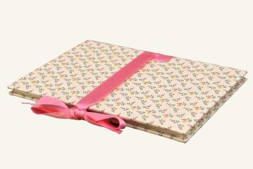 Leporello with dainty flowers and a green satin bow