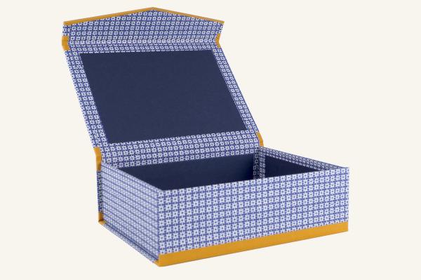 Fest angebrachter Klappdeckel Box Bast