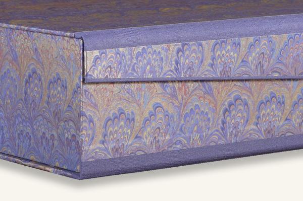 Schöne Schachtel mit Marmorpapier