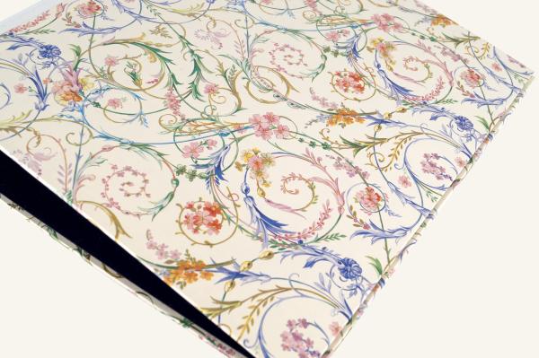 schöner ordner mit bunten kreiseln und echten Leinenkanten