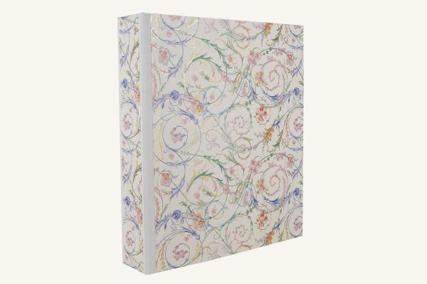 Bunter ordner mit Goldapplikationen