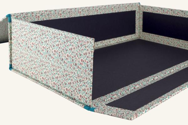 Aufklappbare Box für Dokumente