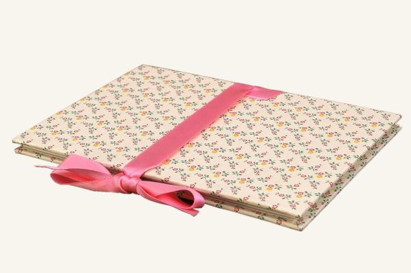 Leporello with dainty flowers and a green satin bow
