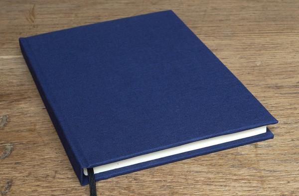 dark blue linen hard cover Papeterie Schreibweise