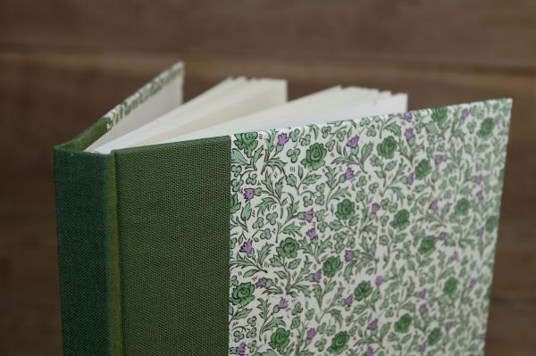 Schönes Journal hellgrün mirt olivgrünem Leinen und feinem Papier in A5