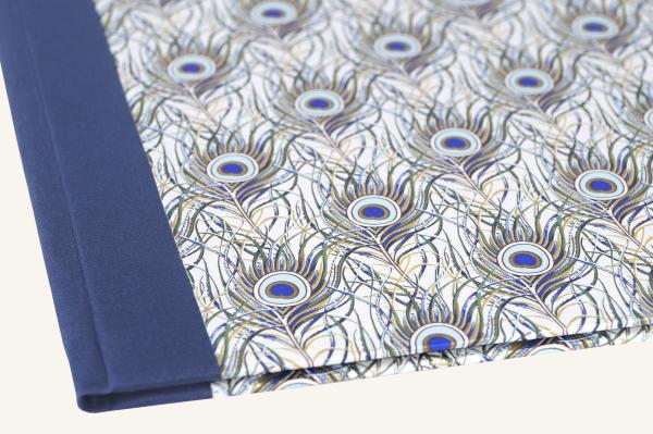Florentinerpapier mit Pfauenfedern in blau und gold