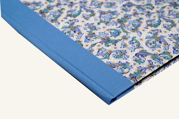 Aufgeklappte Mappe Innenverkleidung schwarz mit Blattsicherung von Papeterie Schreibweise